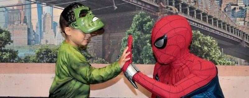 El pequeño Aitor juega con un amigo/C/.